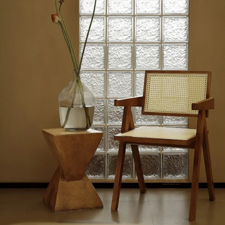 Side table adorned with a decorative vase of natural flowers